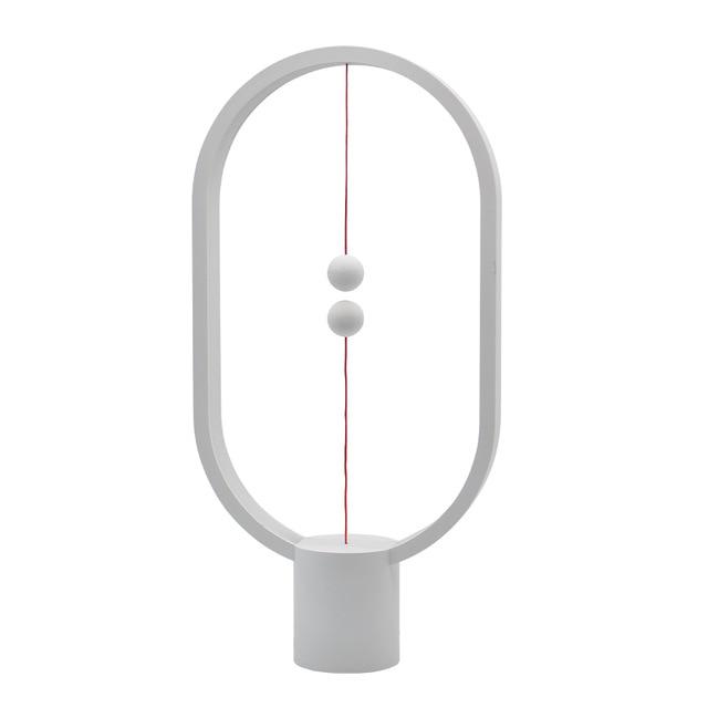 Detailansicht der LED Balance Lampe, die die USB-Verbindung und die hochwertige Verarbeitung betont.