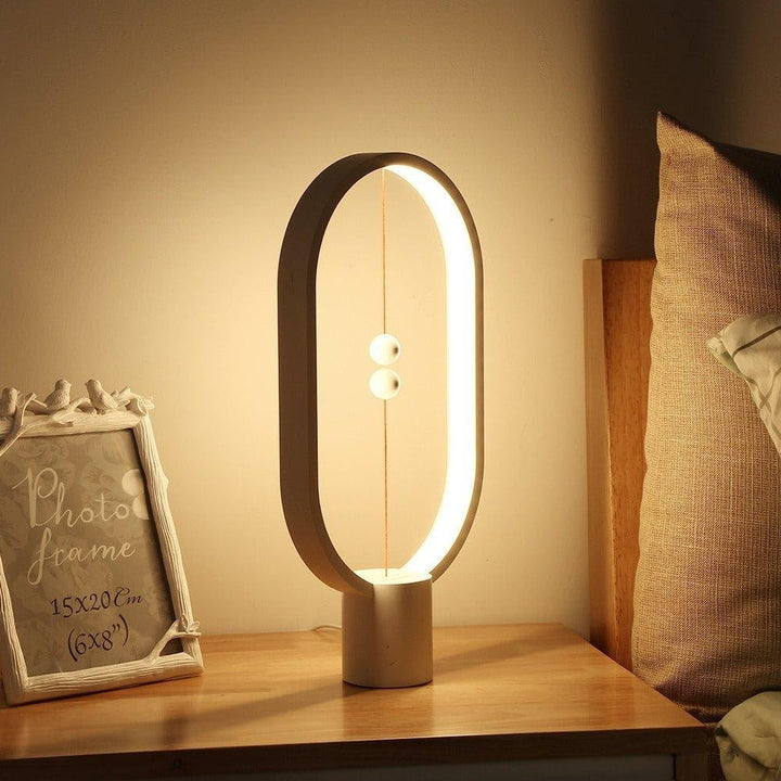 Design-Schreibtischlampe: USB-betriebene LED Balance Lampe, schwarzer Rahmen, innovativer Magnet-Schalter.