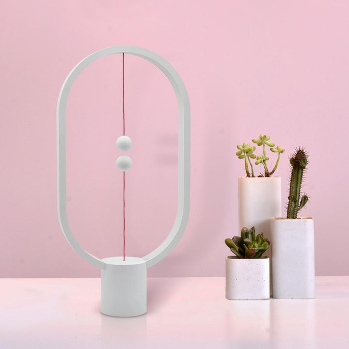 Close-up der LED Balance Lampe, die den schwebenden Magnetschalter und das warme LED-Licht zeigt.