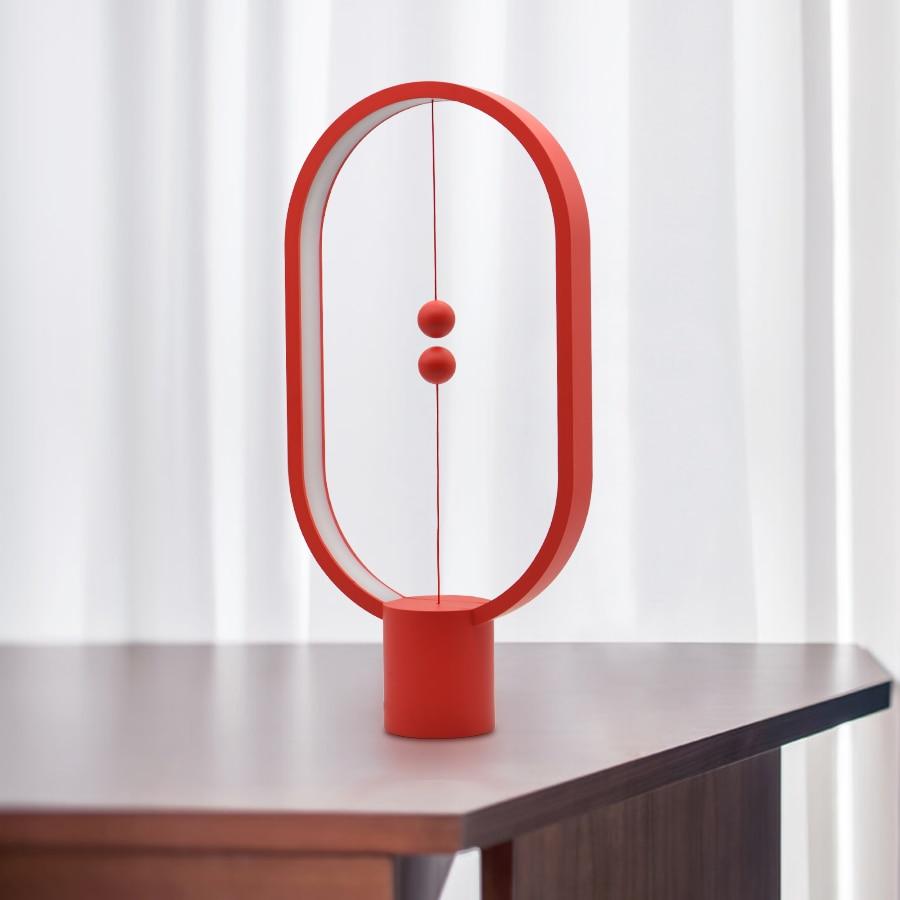 Elegante LED-Schreibtischlampe in Balance-Optik, mit innovativer Magnet-Schaltung und USB-Stromversorgung.