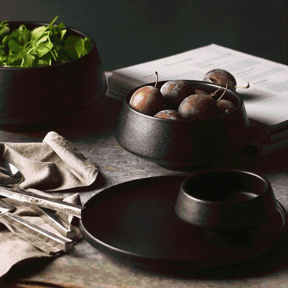 Stilvolle schwarze Keramik-Suppenschale mit modernem Design. Perfekt für das tägliche Geschirr in der Küche.