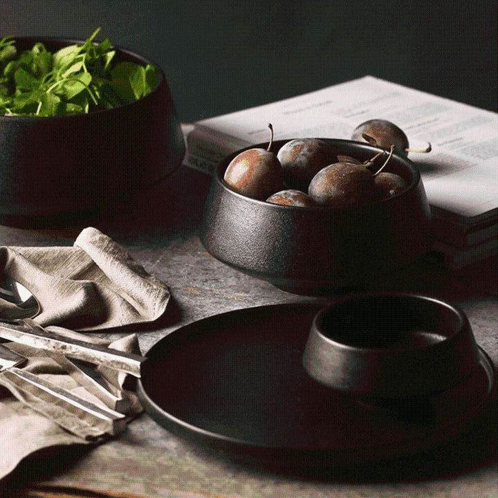 Stilvolle schwarze Keramik-Suppenschale mit modernem Design. Perfekt für das tägliche Geschirr in der Küche.