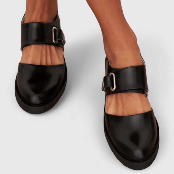 Elegante schwarze Mary Jane Komfortschuhe für Damen, orthopädisch, flach und stabil für gesunde Füße.