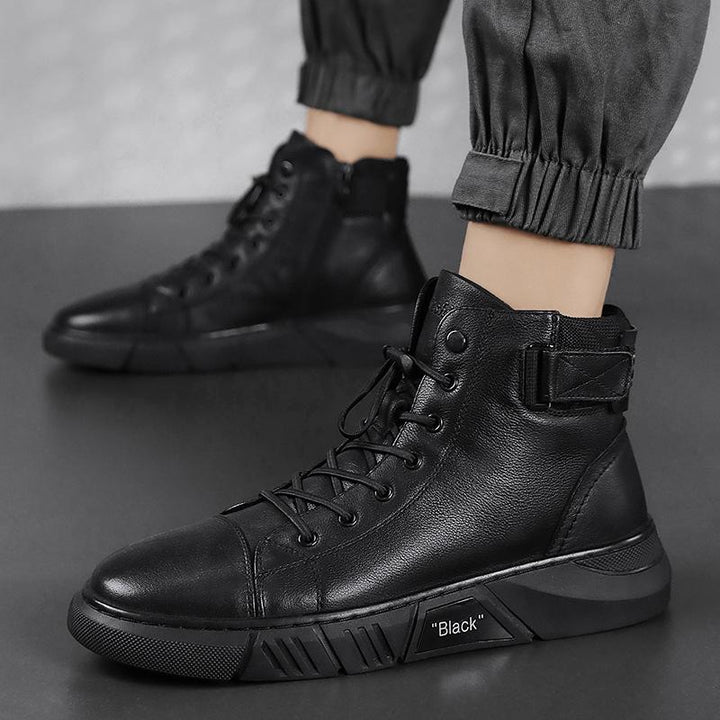 Detailaufnahme: Griffige, robuste Sohle schwarzer Maxwell Herrenschuhe für Outdoor & Winter.