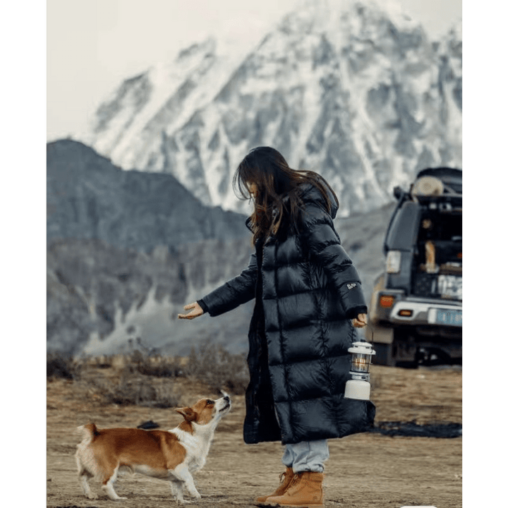 Schwarze, warme & wasserdichte Damen Winterjacke für eleganten Kälteschutz im Outdoor-Bereich.