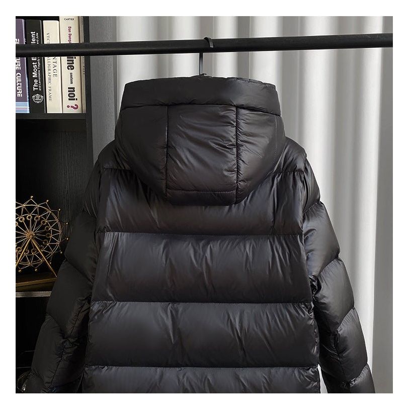 Elegante schwarze Winterjacke für Damen, wasserdicht & warm, ideal für Outdoor-Aktivitäten.