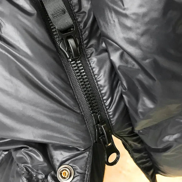 Elegante schwarze Damen Outdoor-Winterjacke, warm & wasserdicht, mit hohem Tragekomfort.