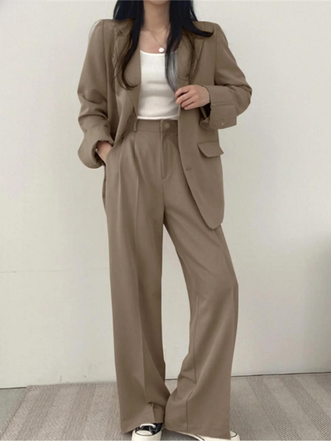 Khaki Damen Zweiteiler Hosenanzug, Business-Look, elegant und bequem für das Büro.