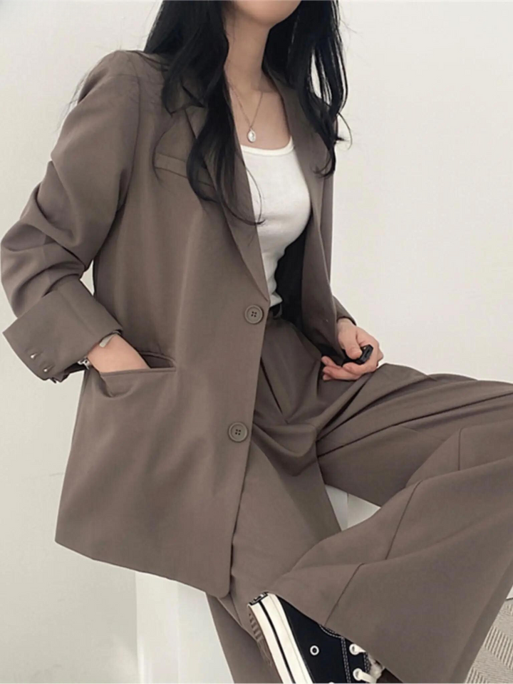 Klassischer Damen Hosenanzug in Schwarz, formaler Zweiteiler für professionelle Auftritte.