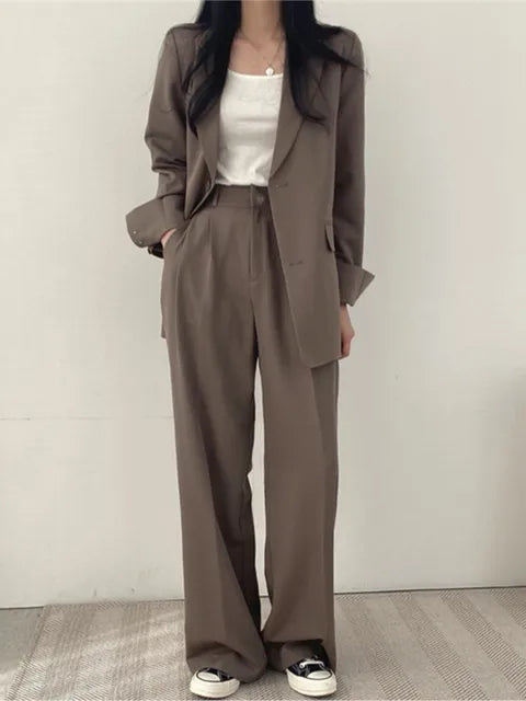 Moderner Damen Hosenanzug in Khaki, Business-Stil, elegant und bequem für den Arbeitsalltag.