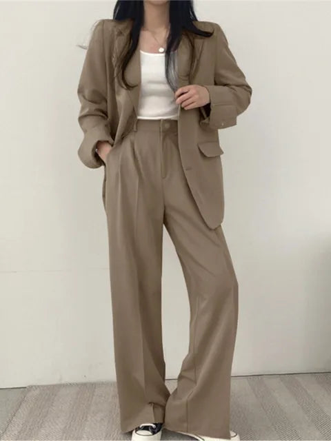 Dunkelbrauner stilvoller Damen Hosenanzug, Business-Mode, ideal für den professionellen Auftritt.