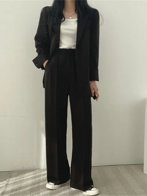 Klassischer schwarzer Damen Hosenanzug, Business-Outfit, zeitlos und vielseitig für jede Jahreszeit.