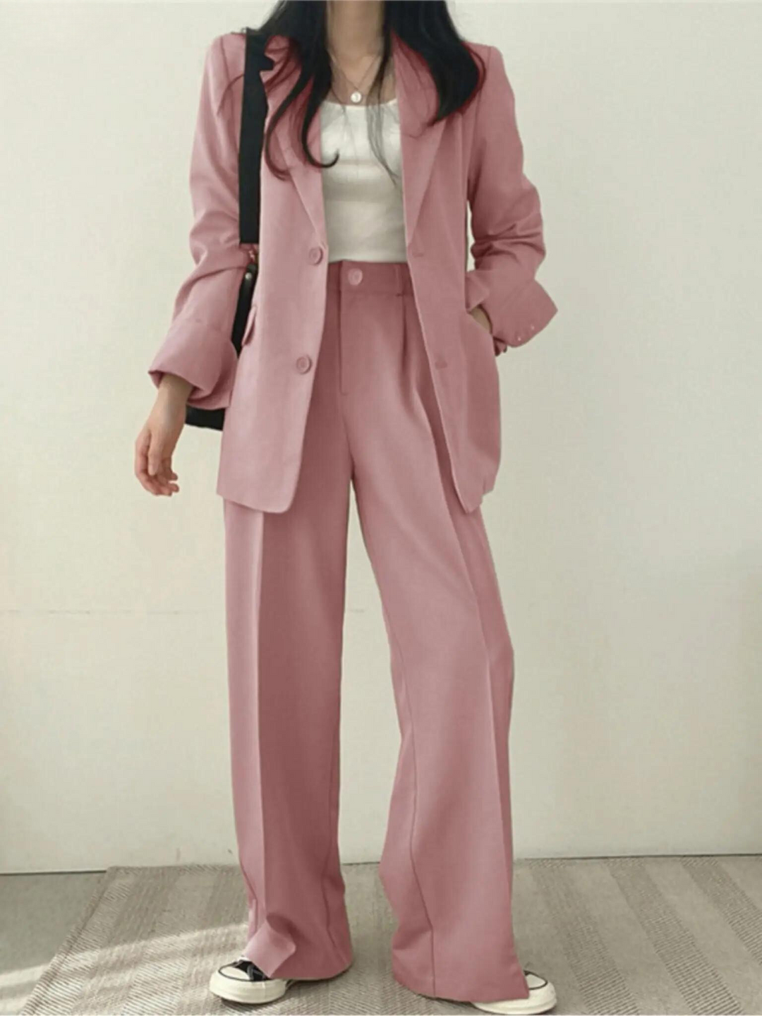 Damen Business Hosenanzug in Beige, eleganter Zweiteiler, ideal für einen stilvollen Auftritt.