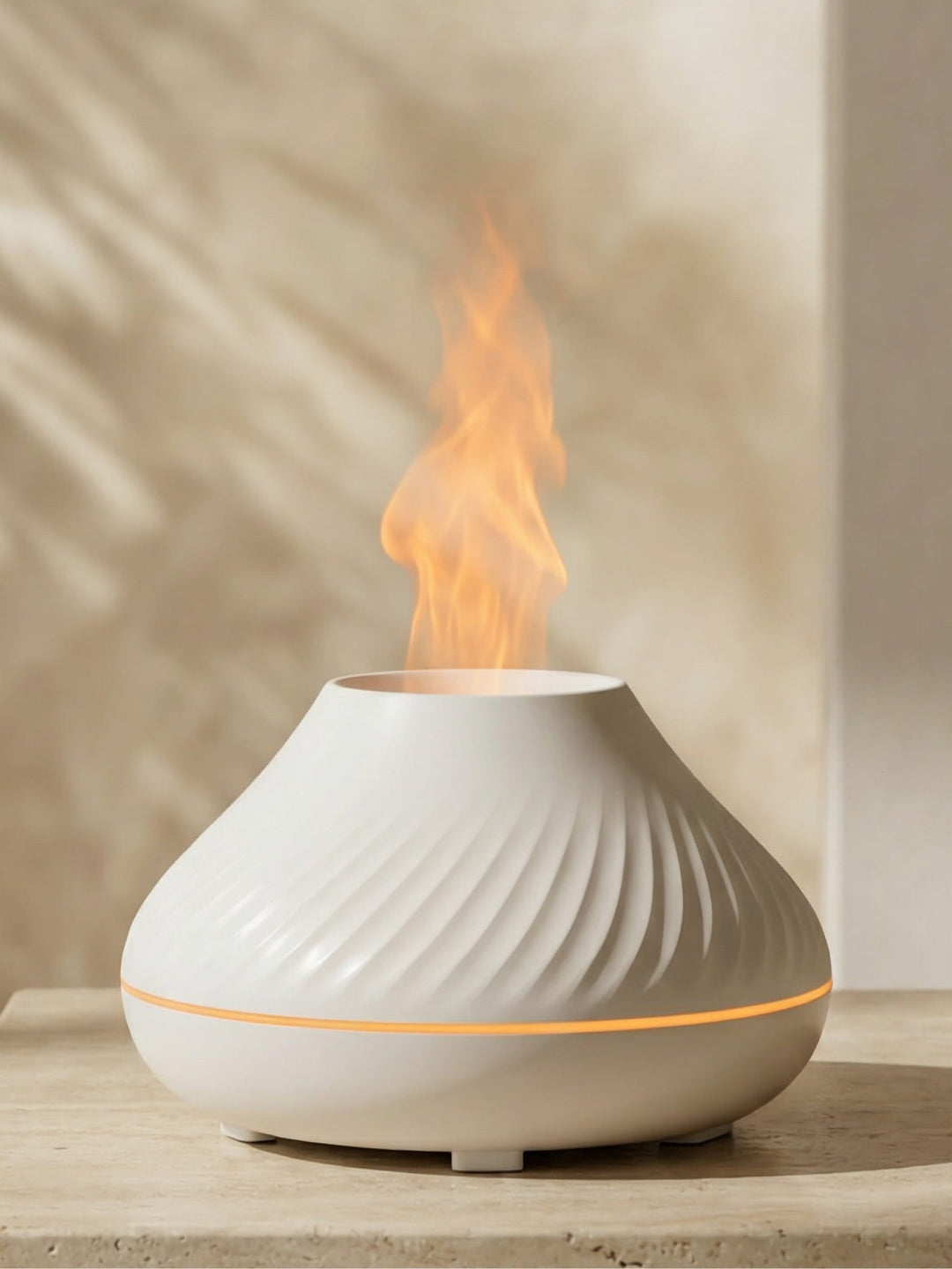 Schwarzer Flammen Effekt Aroma Diffuser. Erzeugt beruhigenden Nebel und simuliert realistische Flammen für Entspannung.