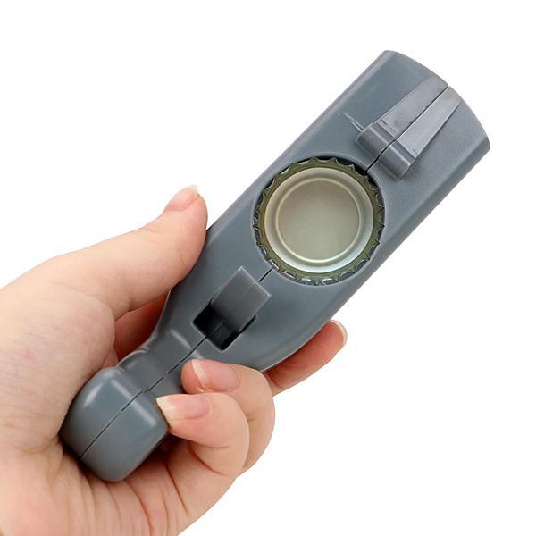 Innovativer Flaschenöffner mit Kronkorkenwerfer. Perfektes Party-Gadget und originelle Geschenkidee.