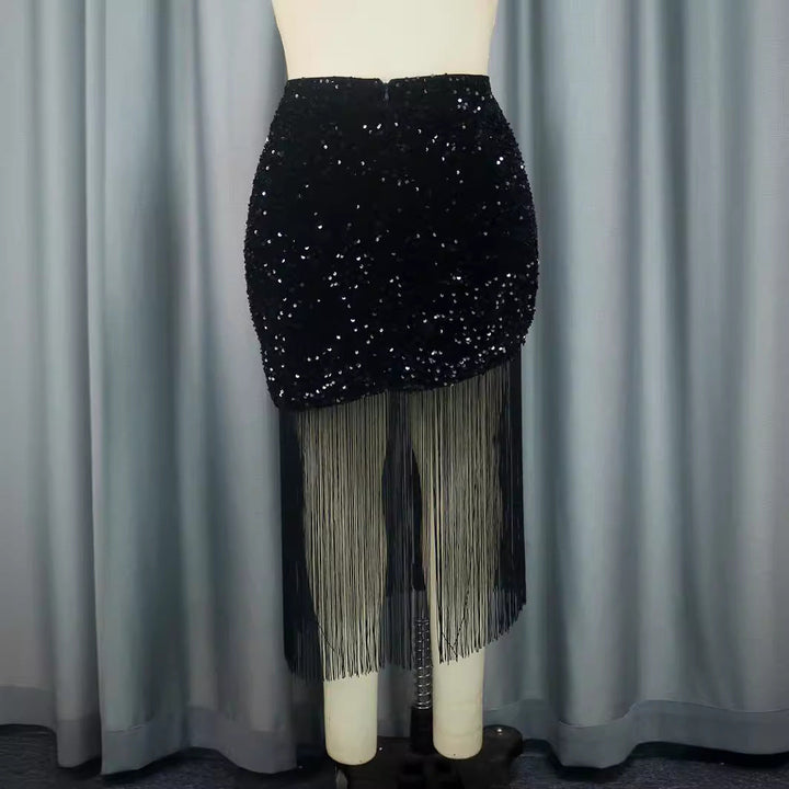 Kurzer Damen-Minimirock in Schwarz mit glänzenden Pailletten und stylischen Fransen.