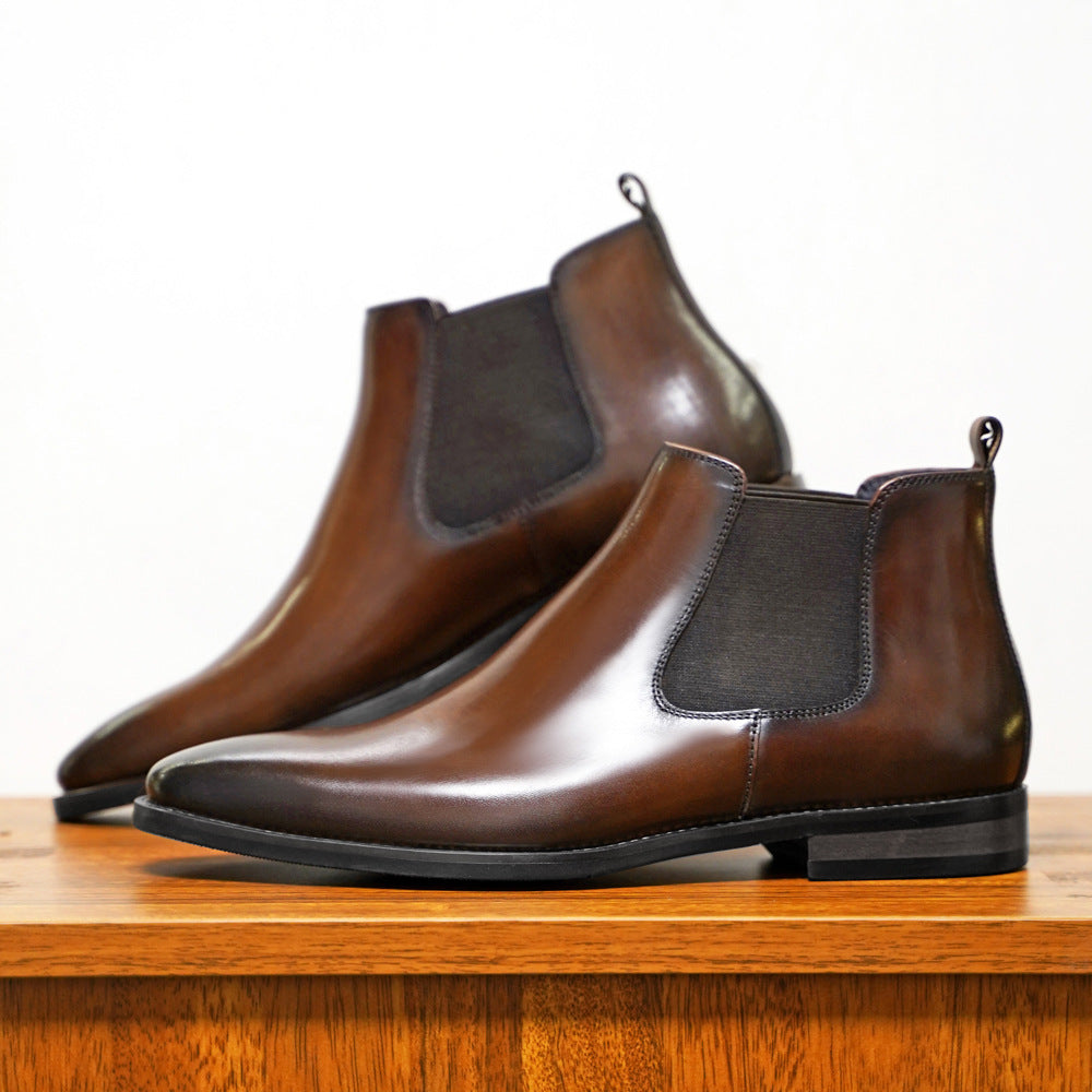 Brauner Herren Chelsea Stiefel Anthony. Knöchelhoher Schlupfstiefel mit hohem Komfort für elegante Herrenschuhe.