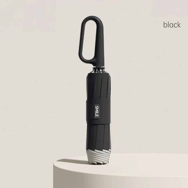 Sortiment kompakter Automatik-Regenschirme: beige, schwarz, grau – windresistent & wasserdicht.