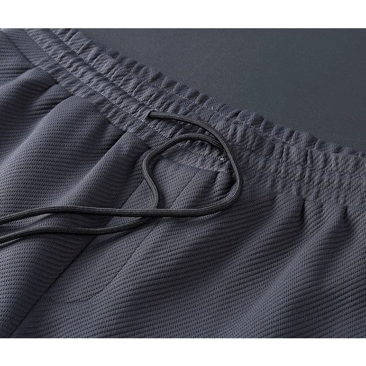 Premium Herren Sportanzug in Schwarz, perfekt als Freizeitanzug & Jogginganzug. Ganzjähriger Komfort und Stil.