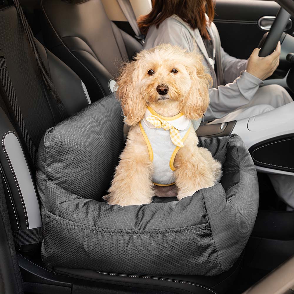 Hochwertiger Hundeautositz, grau, aus Oxford-Gewebe. Wasserdicht und sicher für entspannte Autofahrten.