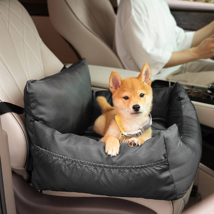 Wasserdichtes Hunde-Reisekissen als Autositz. Bietet Komfort und Sicherheit auf jeder Autofahrt.