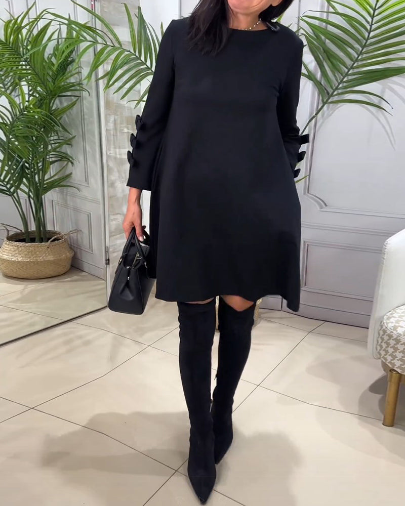 Elegantes, knielanges schwarzes Damenkleid "Nora" mit langen Ärmeln & Rundhals. Ideales Freizeit- & Businesskleid.