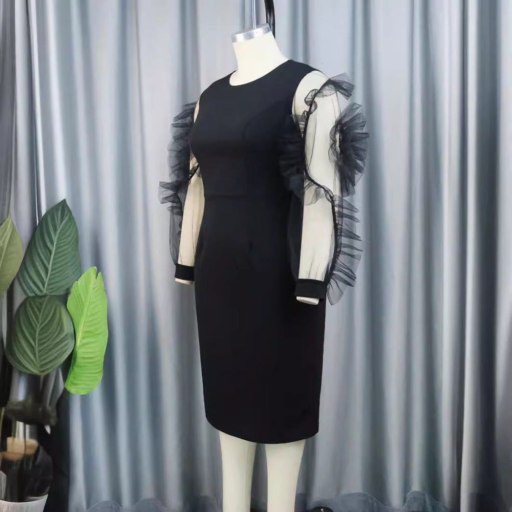 Figurbetontes schwarzes Etuikleid mit transparenten Puffärmeln. Ideal als Businesskleid oder schickes Partykleid.
