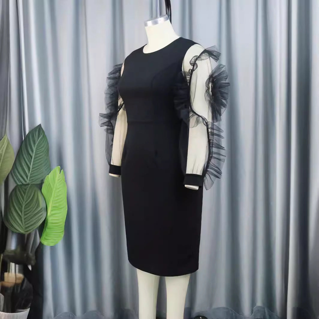 Figurbetontes schwarzes Etuikleid mit transparenten Puffärmeln. Ideal als Businesskleid oder schickes Partykleid.