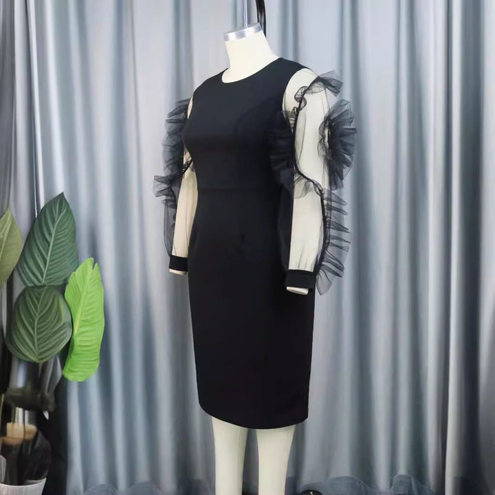 Figurbetontes schwarzes Etuikleid mit transparenten Puffärmeln. Ideal als Businesskleid oder schickes Partykleid.