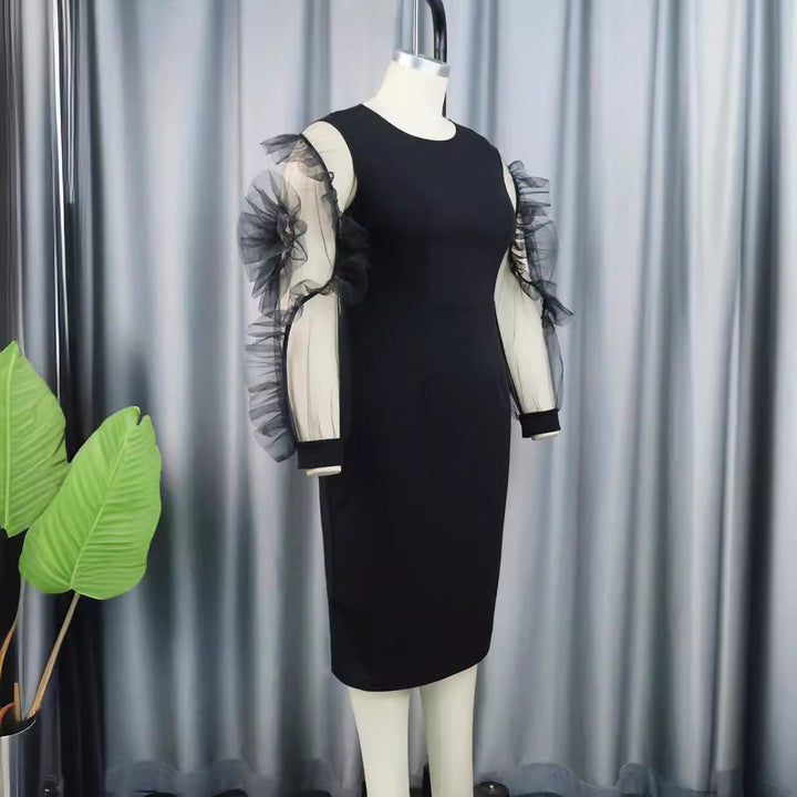 Elegantes Damen Etuikleid in Schwarz mit stilvollen transparenten Puffärmeln. Feminine Mode für den besonderen Anlass.