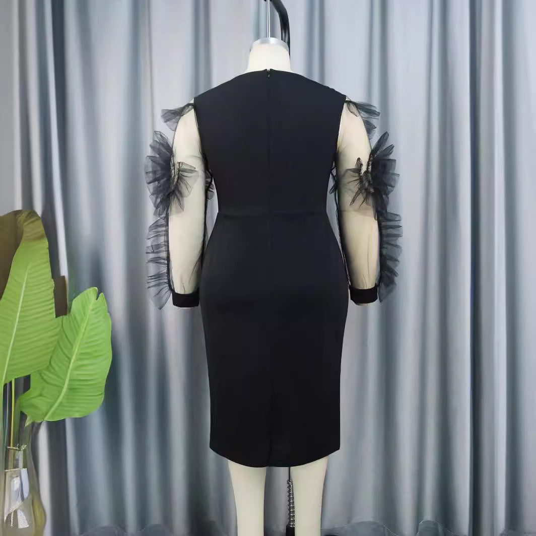 Modernes figurbetontes Cocktailkleid für Damen. Schwarzes Etuikleid mit transparenten Puffärmeln für Stil & Eleganz.