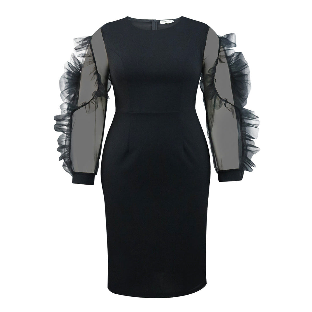 Schwarzes Etuikleid mit transparenten Puffärmeln, das die weibliche Figur betont. Ideal für Abend & festliche Mode.