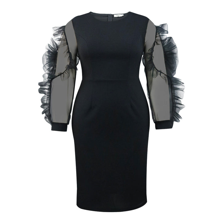Schwarzes Etuikleid mit transparenten Puffärmeln, das die weibliche Figur betont. Ideal für Abend & festliche Mode.