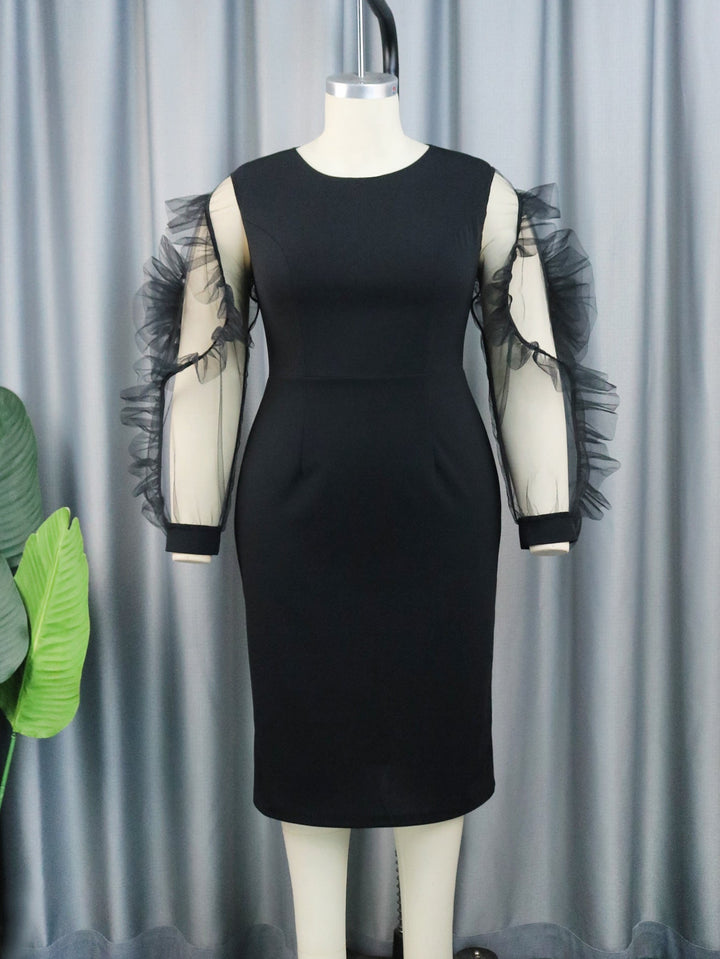 Zeitloses schwarzes Damen Etuikleid mit transparenten Puffärmeln. Ein Must-have für eine elegante und stilvolle Garderobe.
