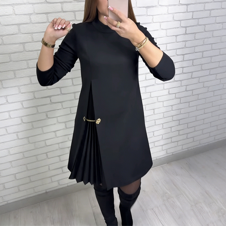 Model trägt schwarzes elegantes Damen Langarmkleid, A-Linie. Ideales Tages- und Abendkleid mit Faltendetail.