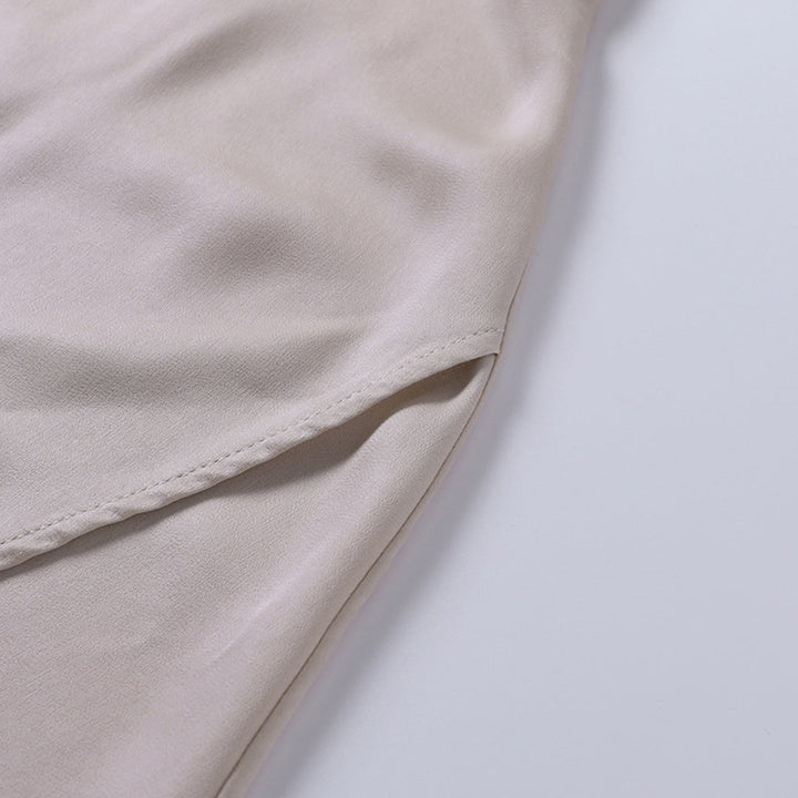 Schwarzes figurbetontes Damen Midikleid. Ein elegantes und vielseitiges Kleid, ideal für Abend & Feiern.