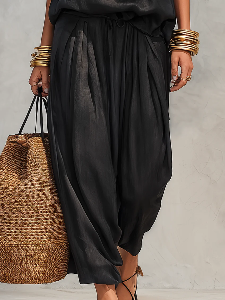 Schwarzes elegantes Neckholder-Top & weite Hose. Komfortables, stilvolles Damen Zweiteiler-Set für jeden Anlass.
