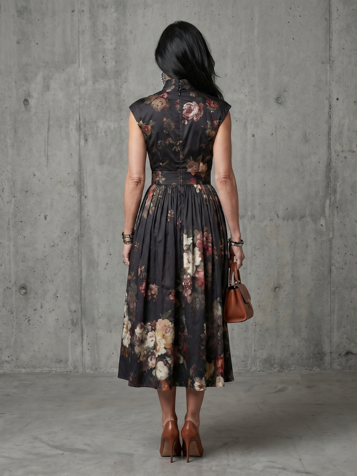 Schwarzes ärmelloses Damen Midikleid mit Blumenmuster und Schlüsselloch-Ausschnitt. Ein vielseitiges Sommer-Freizeitkleid.