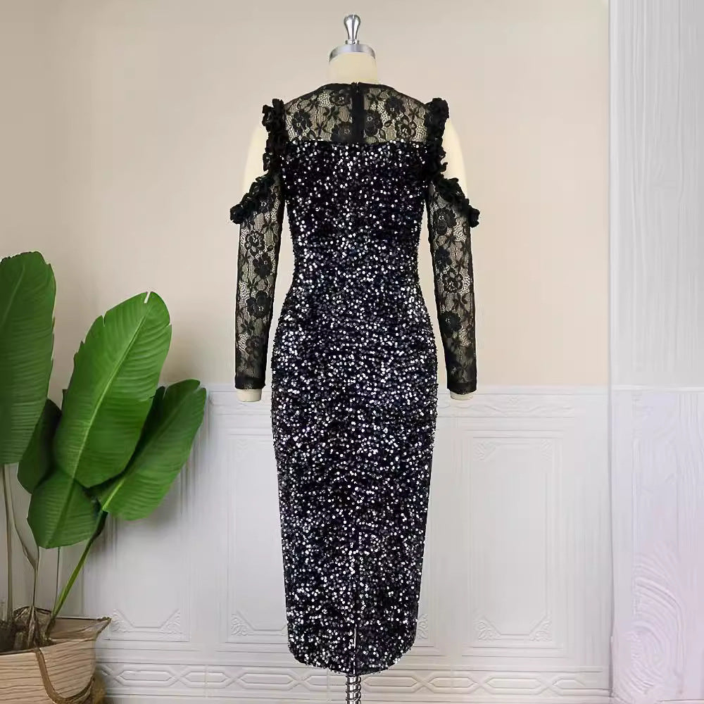 Glitzerndes, feminines schwarzes Damenkleid mit langen Ärmeln. Figurbetontes Festkleid für die Gala.