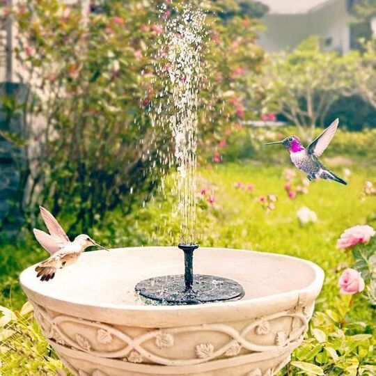 Solare Wasserfontäne schwimmend in einer Vogeltränke, 6 verschiedene Fontänenköpfe für lebendige Gartendeko.