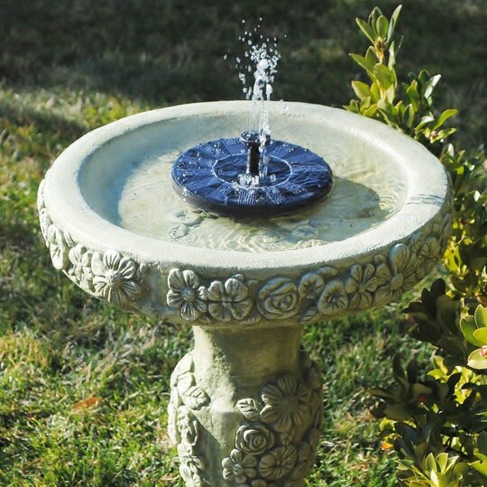 Detailansicht der 6 Fontänenköpfe der schwimmenden Solar-Wasserpumpe für vielseitige Teich- und Gartengestaltung.