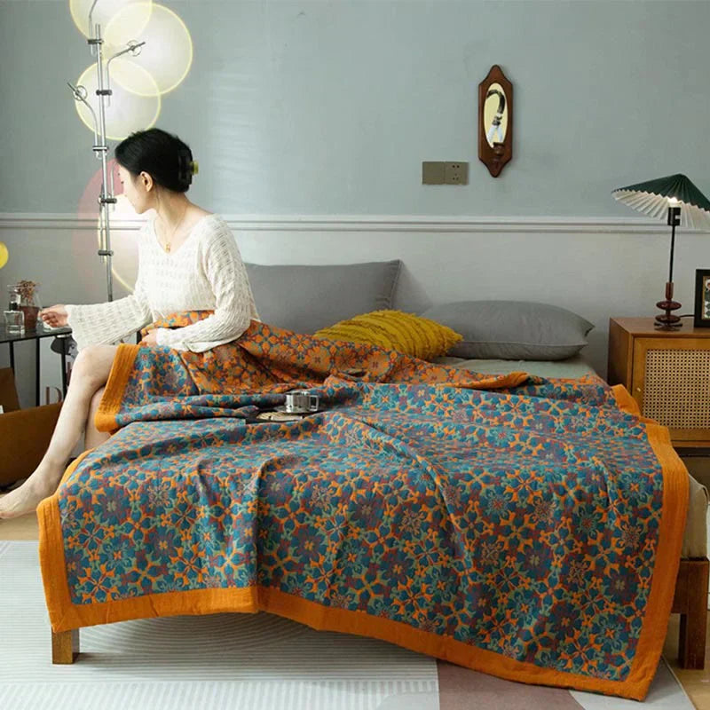 Sechslagige Baumwoll-Bettdecke mit herbstlichem Muster in Orange & Blau. Perfekt für Wärme & Komfort im Schlafzimmer.