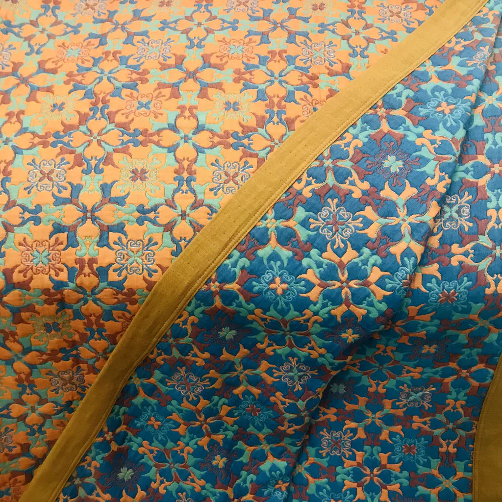 Dekorative Baumwoll-Bettdecke mit einzigartigem Herbstmuster in Orange & Blau. Ideal für gemütliche, warme Nächte.