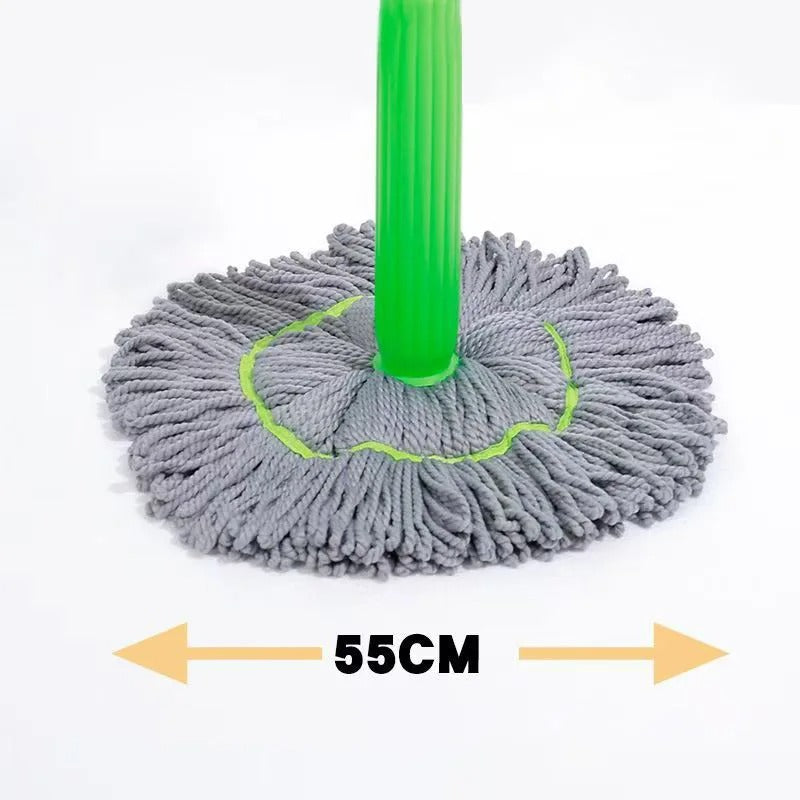 Benutzer mit trockenen Händen dank innovativem Selbstauswindemechanismus des Wischmopps für müheloses Putzen.