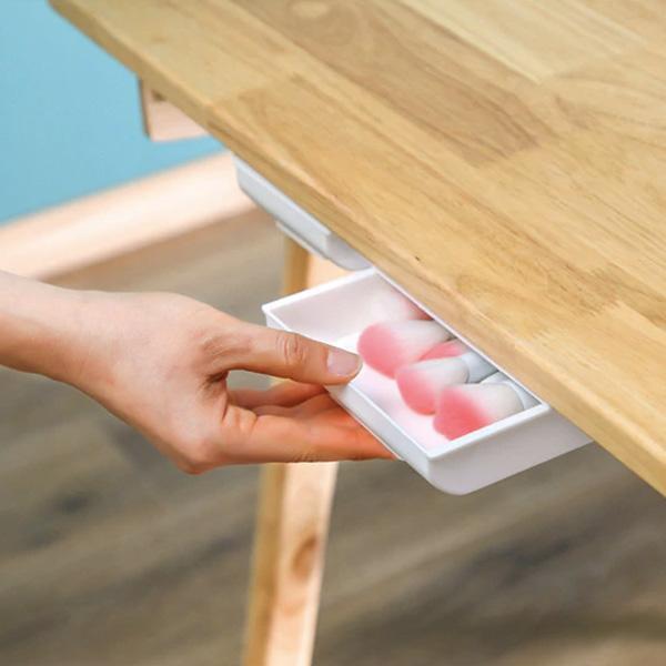 Selbstklebender Untertisch-Schubladenorganizer für mehr Ordnung am Schreibtisch im Büro & Homeoffice.