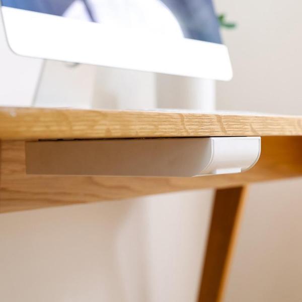 Platzsparende untertischschublade zur Organisation von Büromaterial, selbstklebend und praktisch.