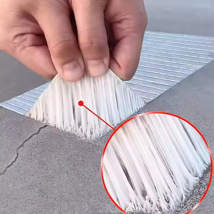 Butyl-Dichtband für Dachabdichtung. Repariert Risse & Lecks dauerhaft. Selbstklebend & wetterfest.