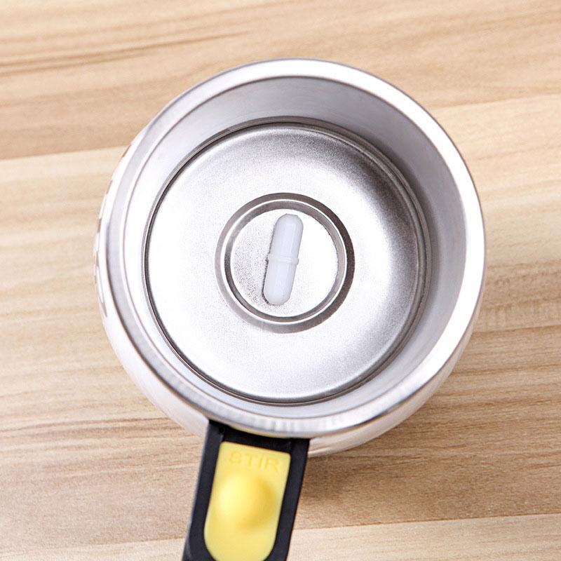 Hochwertige selbstrührende Kaffeetasse aus Edelstahl, eine praktische Geschenkidee für Teeliebhaber.