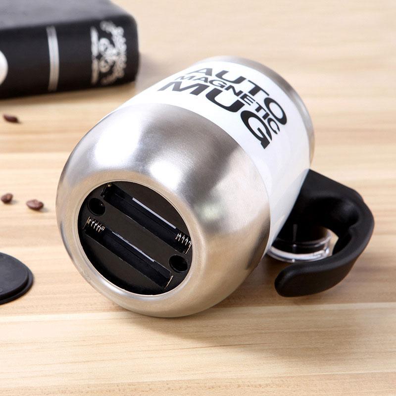 Detailansicht der selbstrührenden Funktion in der innovativen Magnettasse für Kaffee und Tee.