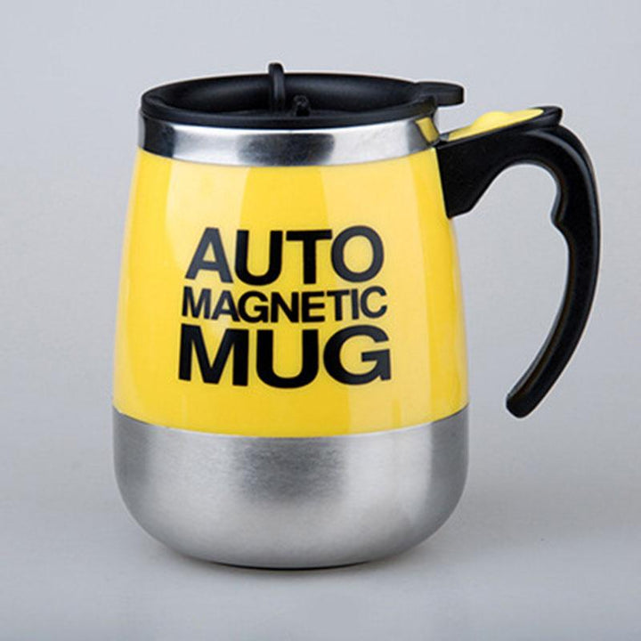 Person genießt heißen Kaffee aus der selbstrührenden Magnettasse unterwegs, hygienisch und praktisch.